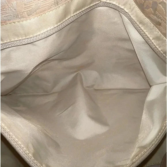 CHANEL
MEDIUM Travel Ligne Tote - Picture 6 of 16